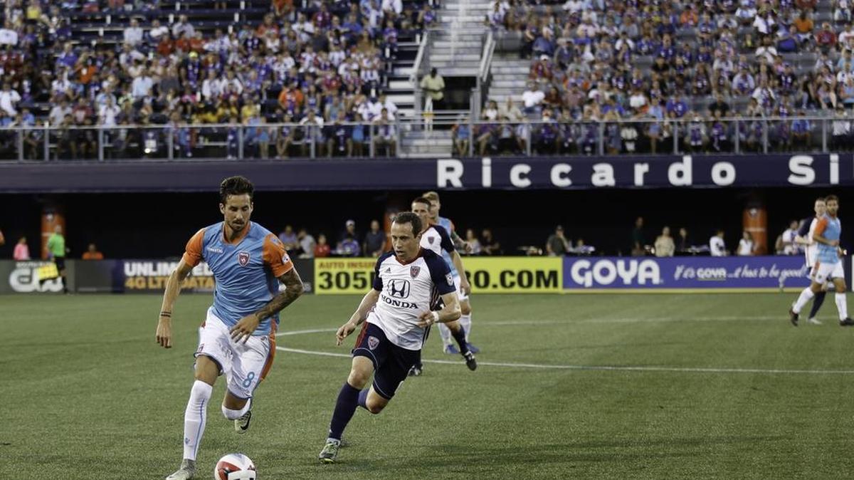 El jugador del Miami FC Vincenzo Rennella (izq.) conduce el balón en el partido ante Indy Eleven, el pasado 20 de mayo en el estadio de FIU.
