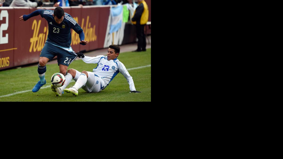 
Carlos Tevez (23), en su regreso a la seleccion de Argentina, evade la marca de Alexander Larin (13), de El Salvador, en el triunfo albiceleste del sábado en Washington.


