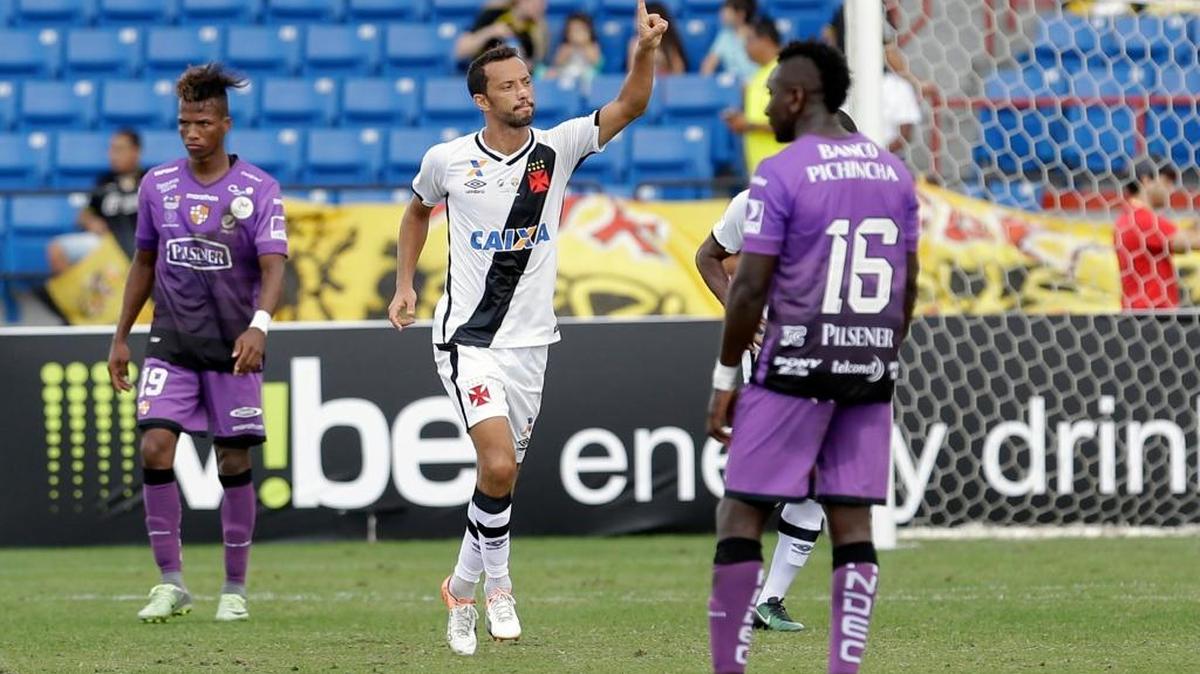Nene celebra su gol de penal a favor de Vasco da Gama de Brasil contra Barcelona de Ecuador en el partido por la Florida Cup, el domingo 15 de enero del 2017 en el Central Broward Park.
