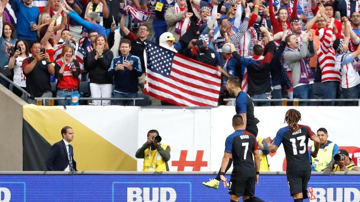 Clint Dempsey (arriba) de Estados Unidos celebra con sus compañeros Bobby Wood (2-d) y Jermaine Jones (d) después de anotar un penalti contra Costa Rica el martes 7 de junio de 2016, en un partido de la Copa América Centenario en el estadio Soldier Field de Chicago, Illinois.