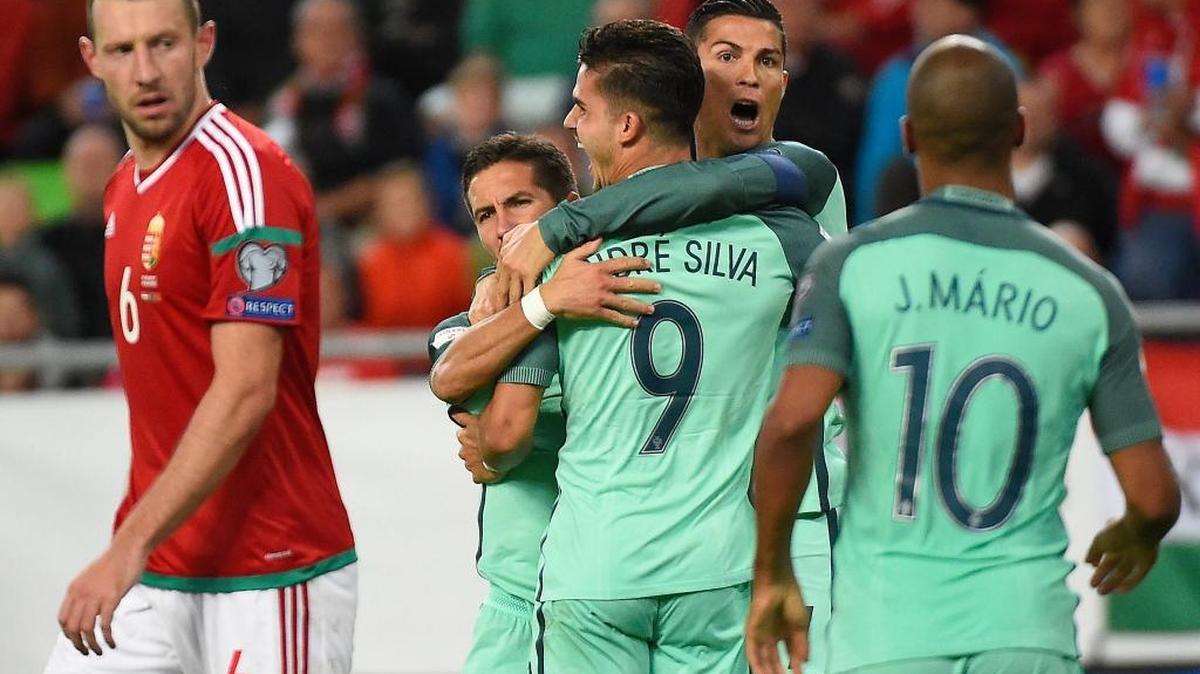 El húngaro Elek Akos (izq.) se lamenta mientras Cristiano Ronaldo felicita a Andre Silva, autor del gol de la victoria en las eliminatorias para el Mundial de Rusia 2018, en The Grupama Arena en Budapest el domingo 3 de septiembre del 2017.