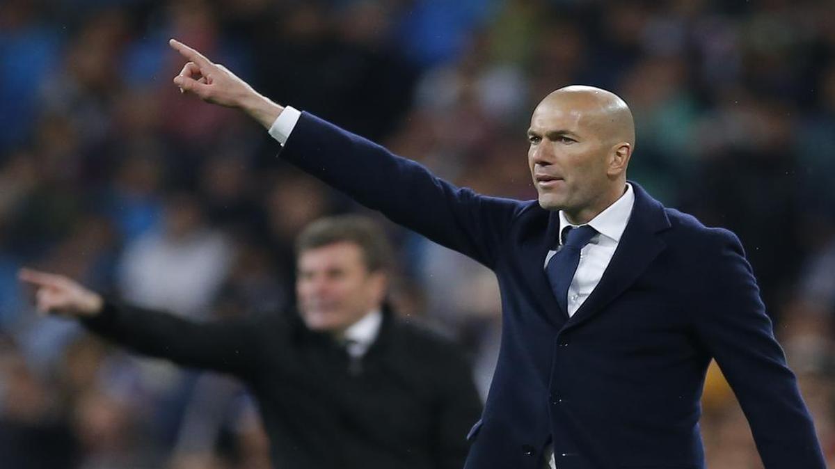 El técnico del Real Madrid Zinedine Zidane (der.) reparte instrucciones a sus jugadores en el partido contra el Wolfsburgo, celebrado el 12 de abril del 2016 en la capital española.