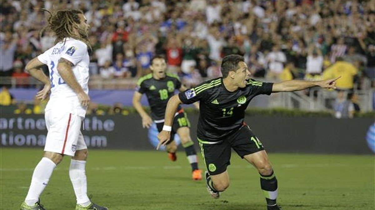 
Javier "Chicharito" Hernández, de México, festeja luego de anotar un gol ante Estados Unidos, en el duelo para definir al representante de la CONCACAF en la Copa Confederaciones, el sábado 10 de octubre de 2015, en Pasadena, California.
