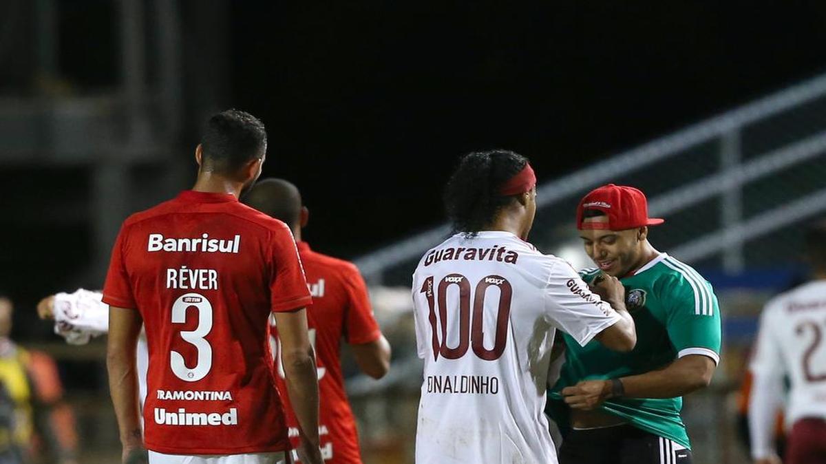 Ronaldinho (#100) firma un autógrafo en la franela a un fanático que entró al terreno de juego entre Fluminense y el equipo Internacional, efectuado el 20 de enero del 2015 en el Lockhart Stadium, en Fort Lauderdale.