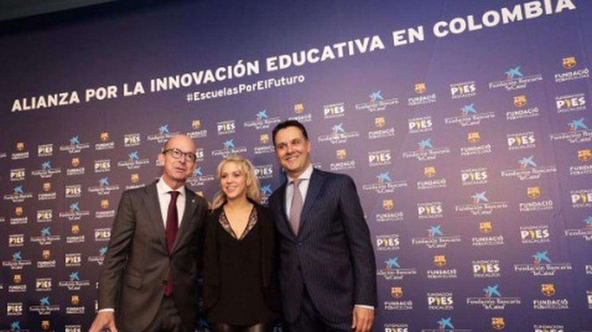 La cantante colombiana Shakira presentó este martes en Barcelona la construcción de una nueva escuela en su ciudad natal de Barranquilla, en colaboración con la fundación del FC Barcelona. La escuela Institución Nuevo Bosque se levantará en el barrio El Bosque, uno de los más pobres de Barranquilla.