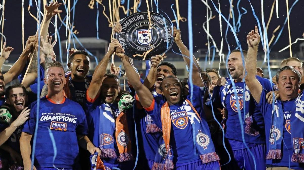 El capitán del Miami FC Michael Lahoud (26) levanta el trofeo de campeón de la NASL luego de golear 7-0 a los Deltas de San Francisco, en el Riccardo Silva Stadium (FIU), la noche del sábado 8 de julio del 2017.