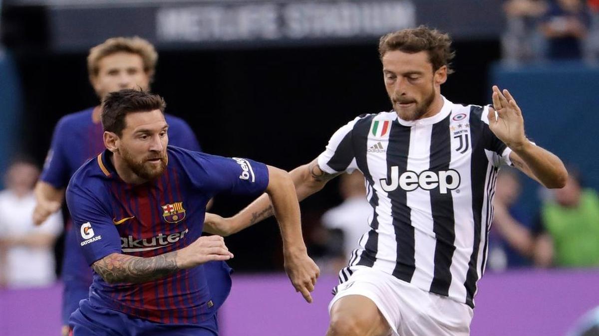 Lionel Messi (izq.), del Barcelona, trata de quitarle la bola a Claudio Marchisio, de Juventus, en un partido por la International Champions Cup, el 22 de julio del 2017, en el MetLife Stadium en East Rutherford, Nueva Jersey.