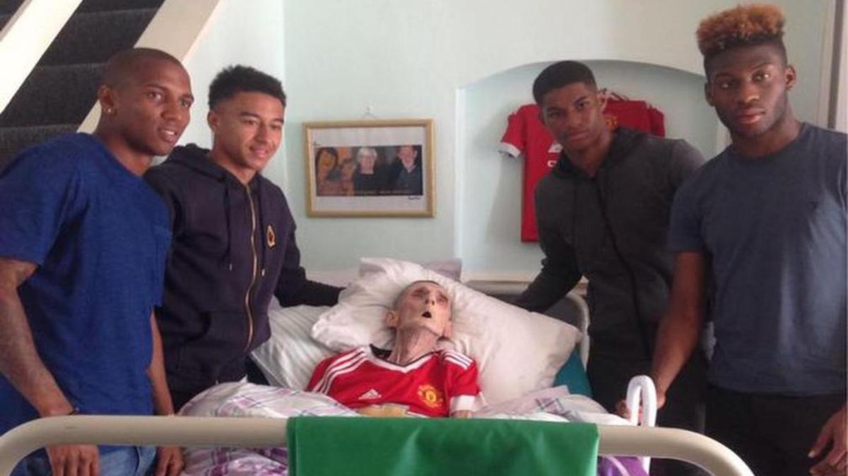 Los jugadores del Manchester United Ashley Young, Jesse Lingard, Marcus Rashford y Timothy Fosu-Mensah (de izq. a der.) con Paddy Lawler.