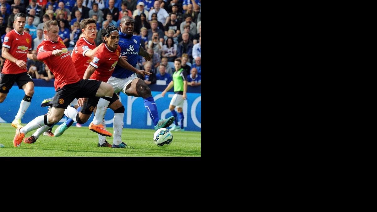 
Los jugadores del Manchester United Wayne Rooney (izq.), Ander Herrera y el colombiano Radamel Falcao (der.) atacan la portería del Leicester City .


