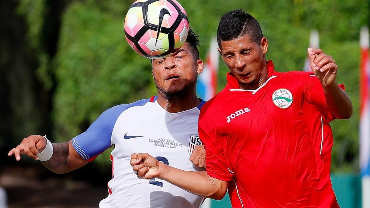 Roberney Caballero Ariosa, de Cuba, marca a DeAndre Yeldin (izq.), de Estados Unidos, en el Estadio Pedro Marrero, el viernes 7 de octubre del 2016 en La Habana.