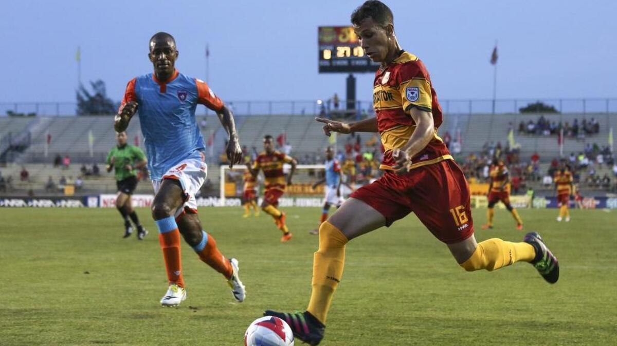 Luis Fernandes, de los Strikers, se escapa seguido por Adailton, del Miami FC, el 2 de abril del 2016.