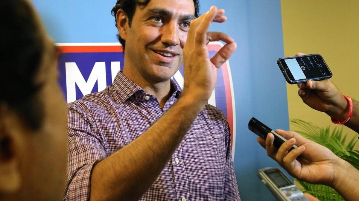 El entrenador del Miami FC Alessandro Nesta habla con los reporteros, en el FIU Stadium en Miami, el 28 de octubre del 2015.