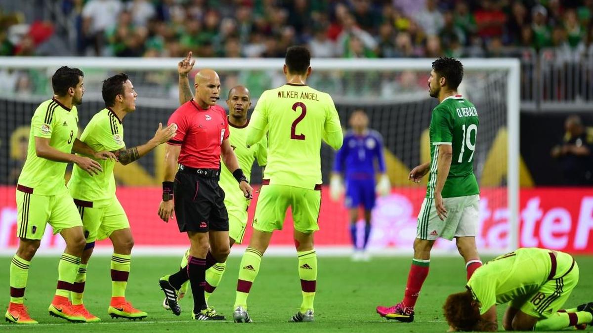 El árbitro cubano Yadel Martínez dirigió con acierto el partido del lunes entre México y Venezuela en la Copa América Centenario en Houston.