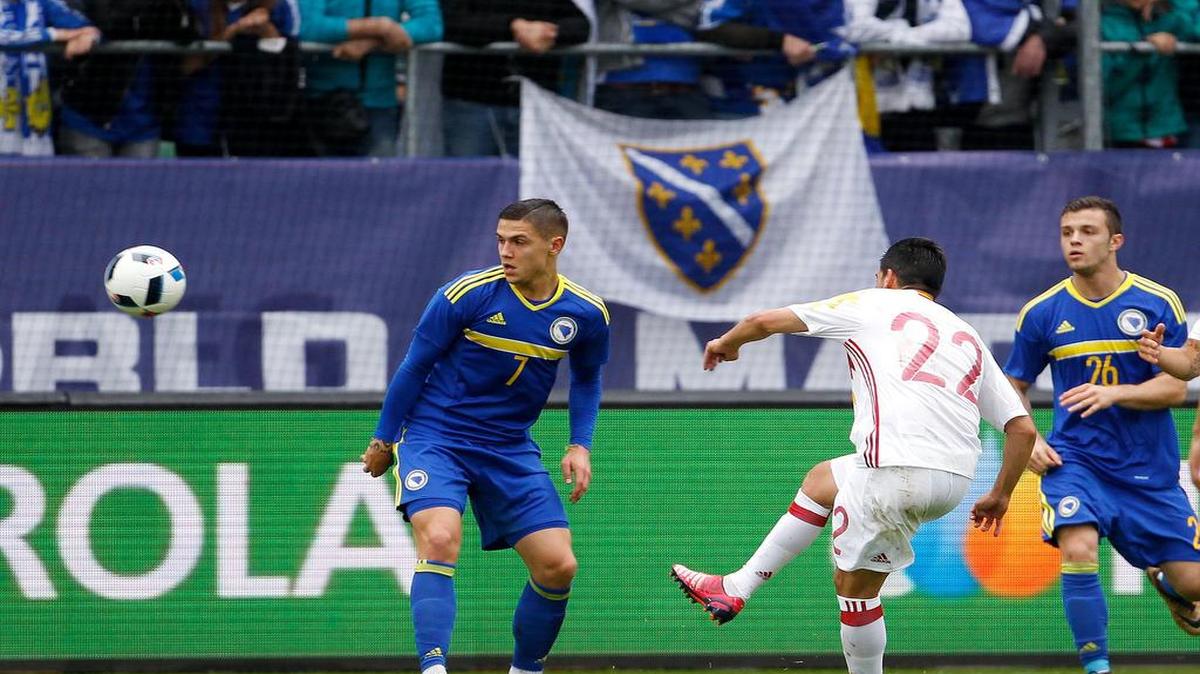 El delantero de España Manuel Agudo (#22) anota uno de sus dos goles en el triunfo 3-1 ante Bosnia, en partido celebrado el 29 de mayo del 2016 en St. Gallen, Suiza.
