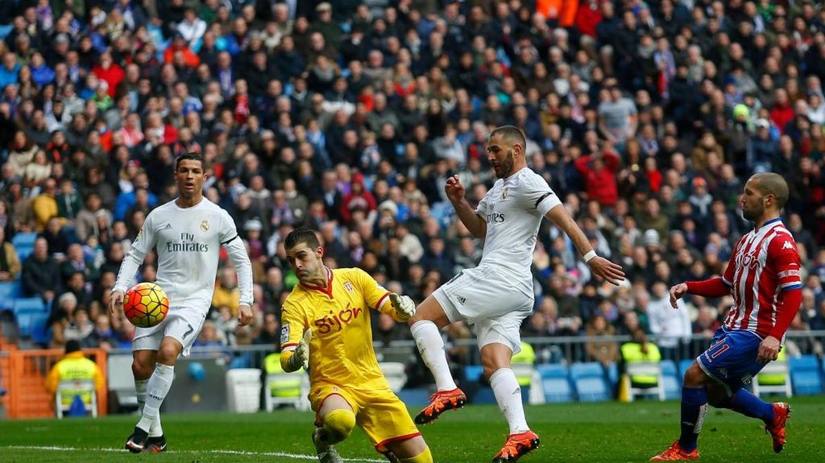Karim Benzema (2do der.), del Real Madrid, anota uno de sus dos goles en el triunfo 5-1 ante el Sporting Gijón.