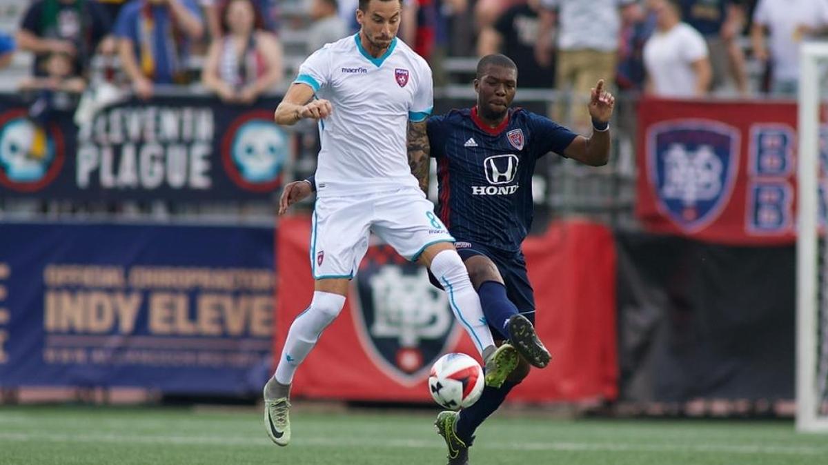 Vincenzo Rennella (izq.), del Miami FC, defiende la pelota en el partido contra el Indy Eleven, el sábado 20 de mayo del 2017 en Indianápolis.