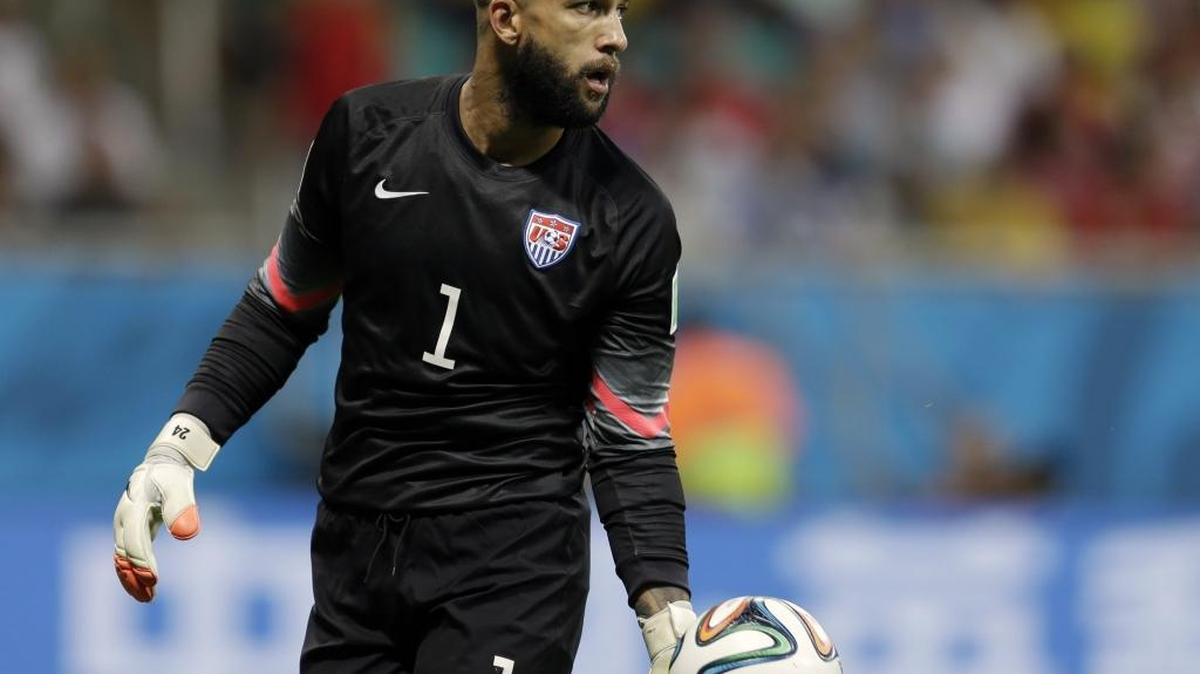 Tim Howard se apresta a poner en juego el balón en el choque de EEUU contra Bélgica en el Mundial 2014.