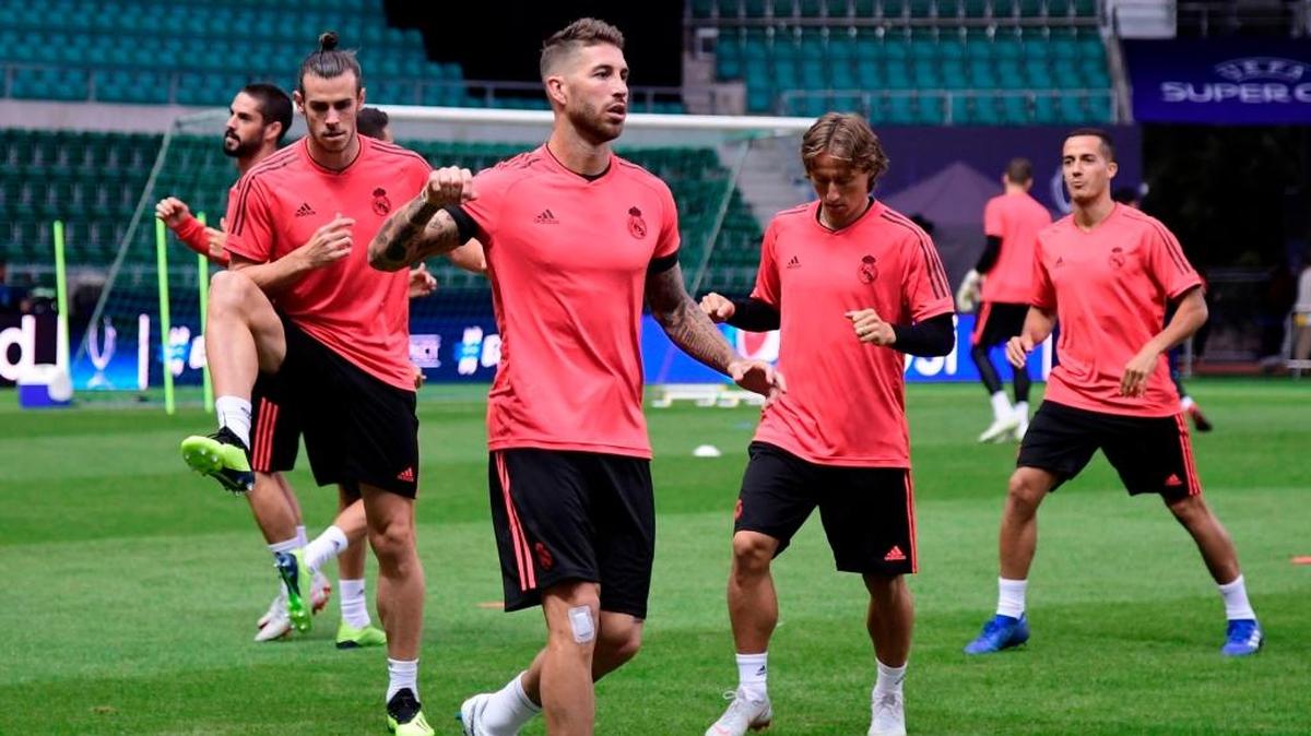 Los jugadores del Real Madrid Isco, Gareth Bale, Sergio Ramos, Luka Modric y Lucas Vázquez (de izq. der.) participan en un entrenamiento el martes 14 de agosto de 2018 en Tallín, Estonia, previo al partido con el Atlético de Madrid en la Supercopa de Europa.