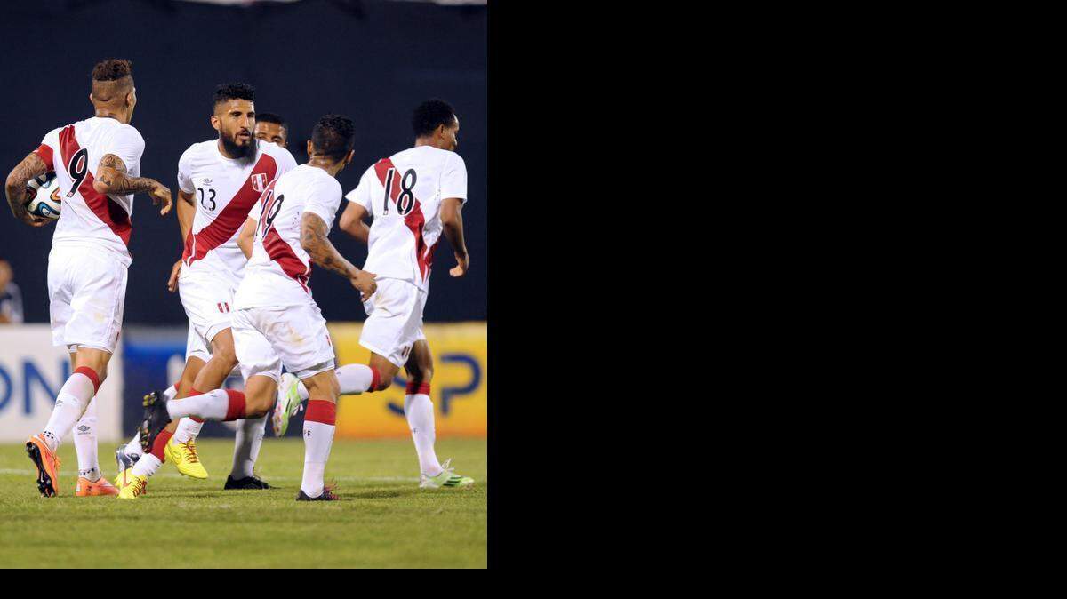 
Los jugadores de Perú celebran un gol en el amistoso contra Paraguay el 14 de Noviembre.


