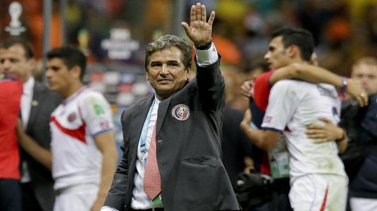 Jorge Luis Pinto, entonces entrenador de Costa Rica, saluda luego de perder en definición por penales con Holanda en cuartos de final del Mundial de Brasil, en la Arena Fonte Nova en Salvador, el 5 de julio del 2014.