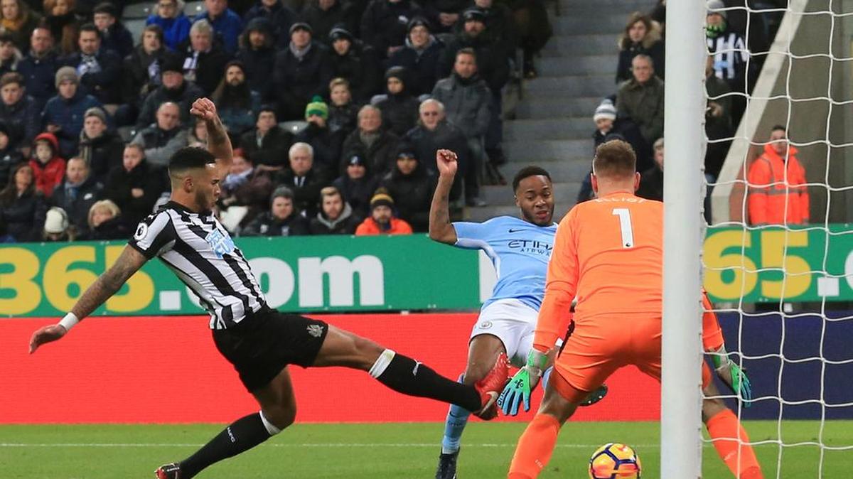 El mediocampista del Manchester City Raheem Sterling (centro) anotó el gol del triunfo de su equipo 1-0 ante el Newcastle, el 27 de diciembre de 2017.