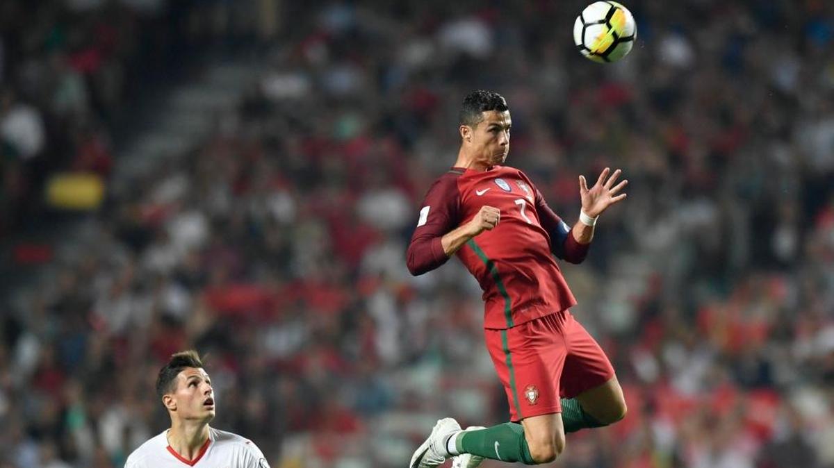 El jugador Fabian Schaer (izq.), de Suiza, mira la acción de Cristiano Ronaldo, de Portugal, el martes 10 de octubre de 2017, durante un partido entre Portugal y Suiza, del Grupo B por la clasificación al Mundial de Rusia 2018, que se disputó en el Estadio da Luz, en Lisboa.