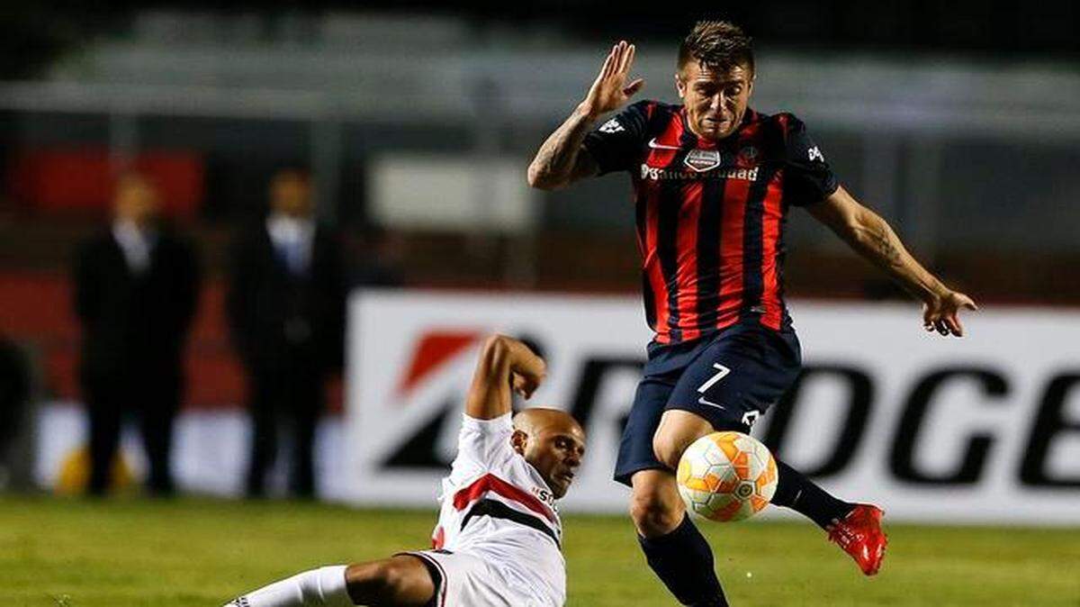 
El jugador de San Lorenzo Alberto Buffarini disputa el balón con Carlinhos, de Sao Paulo, el 18 de marzo.


