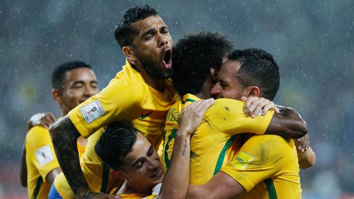 Los jugadores de Brasil celebran el segundo gol ante Venezuela, el 11 de octubre en Mérida, por la eliminatoria sudamericana al Mundial 2018.