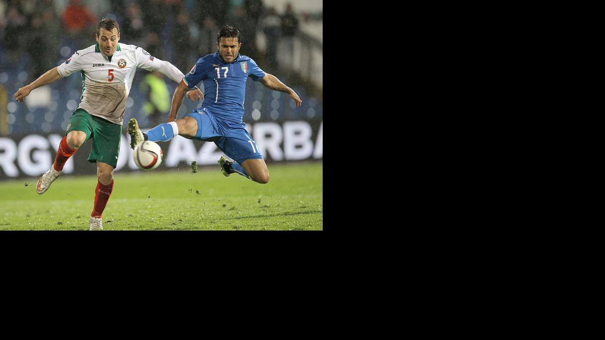 
El jugador de Italia Eder (der.), en pugna con Nikolay Bodurov, anotó el gol del empate ante Bulgaria.


