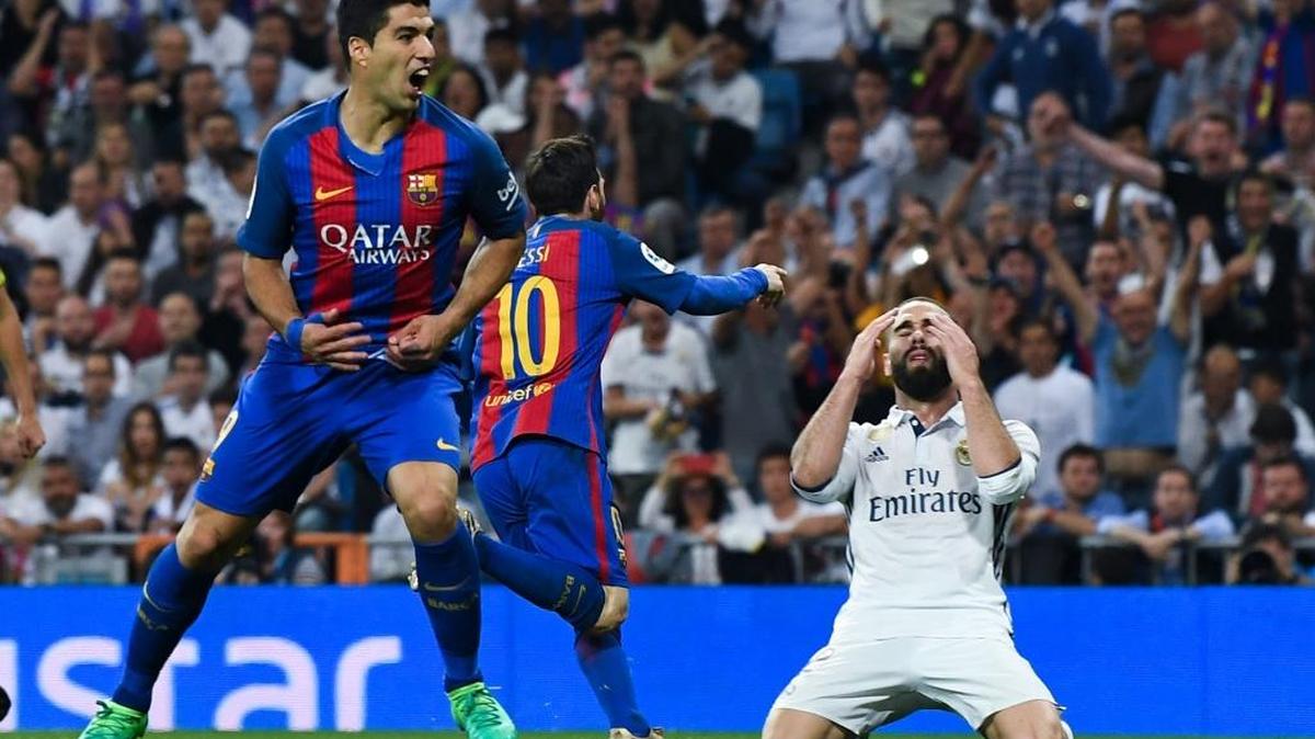 Daniel Carvajal, del Real Madrid, se lamenta luego del gol triunfal de Lionel Messi (10), del Barcelona, mientras Luis Suárez celebra, en el estadio Santiago Bernabéu stadium el domingo 23 de abril del 2017 en Madrid.