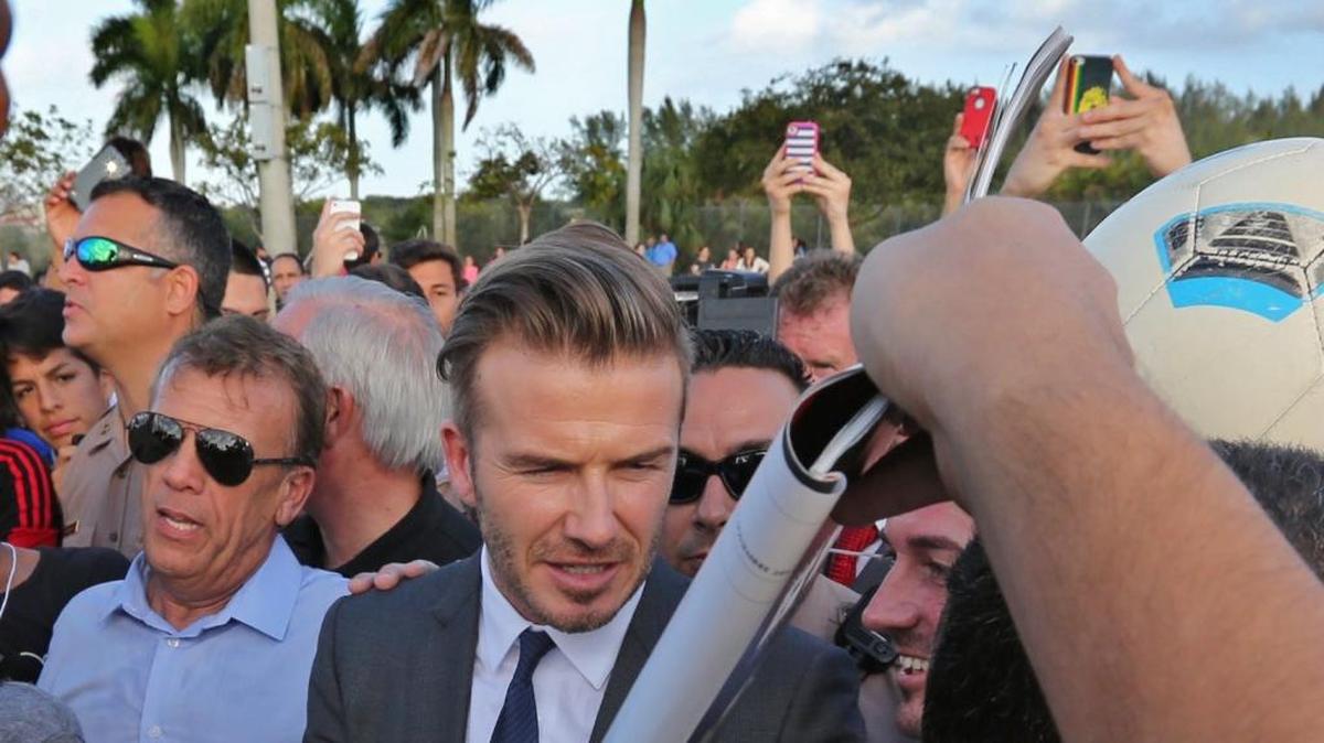 El astro David Beckham firma autógrafos a los hinchas en una visita al Kendall Soccer Park, en febrero del 2014.