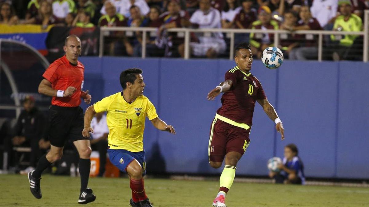 Romulo Otero (10), de Venezuela, controla el balón marcado por Matías Oyola (11), de Ecuador, en el partido del jueves 8 de junio del 2017 en el FAU Stadium en Boca Raton, Florida.