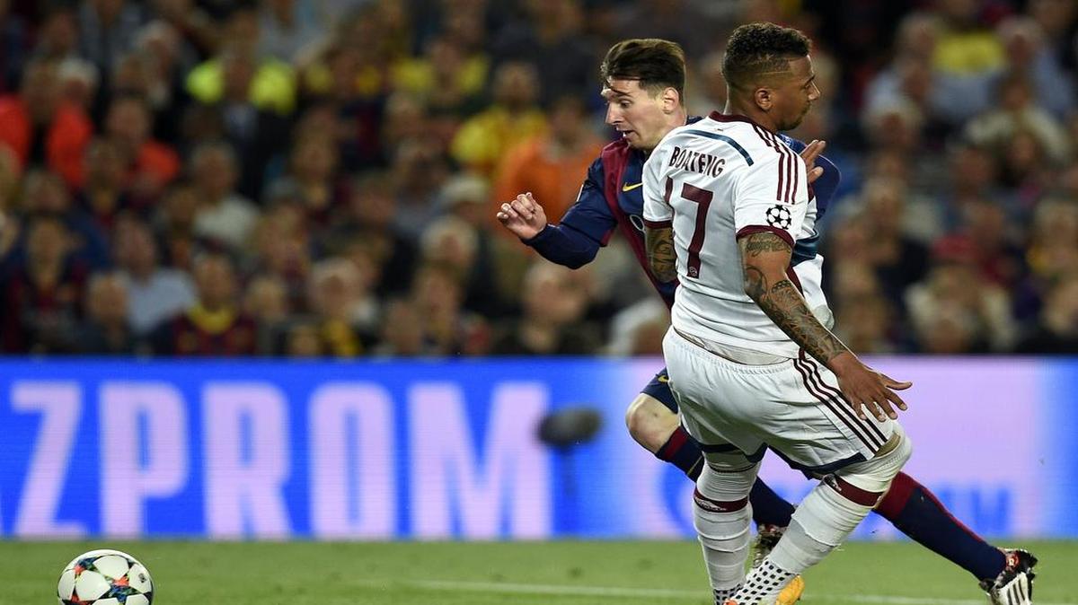 
El delantero de Barcelona Lionel Messi (izq.) deja atrás al defensa del Bayern Munich Jerome Boateng, en el partido de ida de las semifinales de la Liga de Campeones, el 6 de mayo del 2015.
