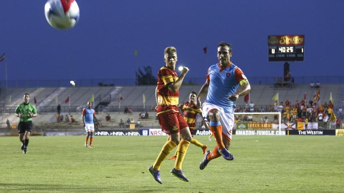 Jonathan Borrajo (der.), del Miami FC, dispara en el partido contra los Strikers, en el Lockhart Stadium en Fort Lauderdale, el s on April 2, 2016.