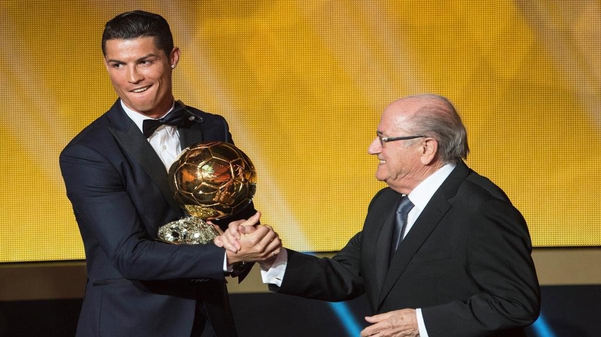 Cristiano Ronaldo (izq.) recibe el Balón de Oro 2014 de manos del entonces presidente de la FIFA Sepp Blatter.