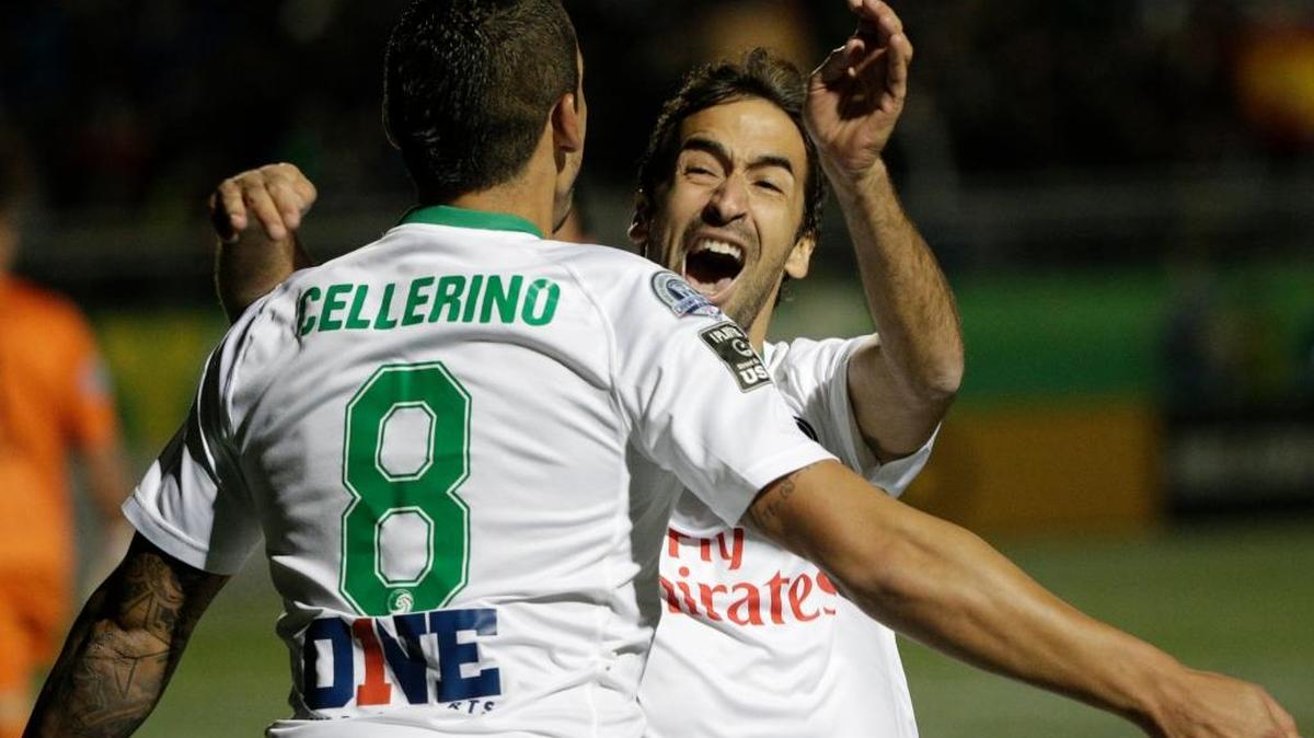 Raúl González (der.) celebra con Gastón Cellerino uno de los goles del Cosmos, el domingo en Nueva York.