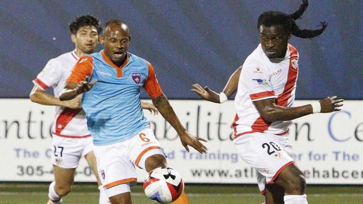 Ariel Martínez (izq.), del Miami FC, en acción contra Derek Boateng, del Rayo OKC, el viernes en el FIU Stadium.
