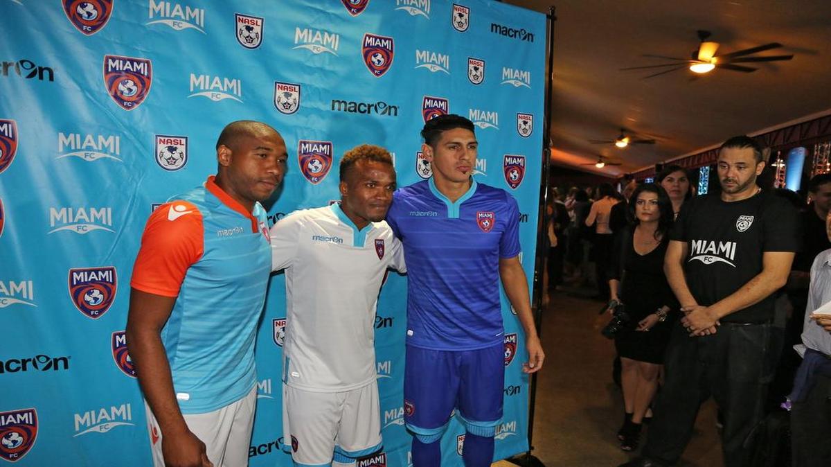 El mundialista hondureño Wilson Palacios, el seleccionado jamaiquino Dane Richards y el atacante de origen mexicano Jaime Chávez (de izq. a der.) fueron presentados este jueves como las primeras contrataciones del Miami FC.
