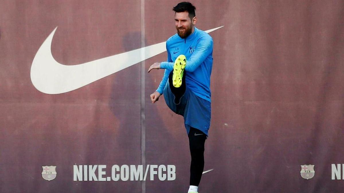 Lionel Messi durante un entrenamiento con Barcelona el 26 de febrero de 2019, previo al partido con el Real Madrid en la Copa del Rey.