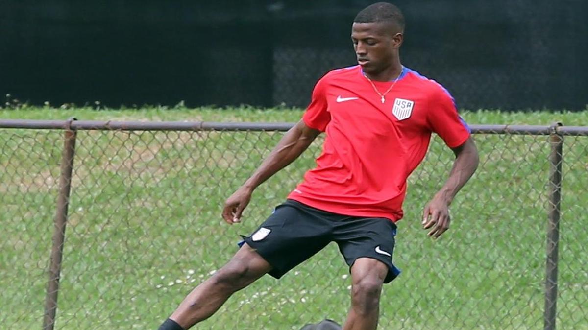 Fabrice “Fafa” Picault domina la bola en la práctica de EEUU, el martes en Miami. El delantero de origen haitiano se formó en el área de Miami.