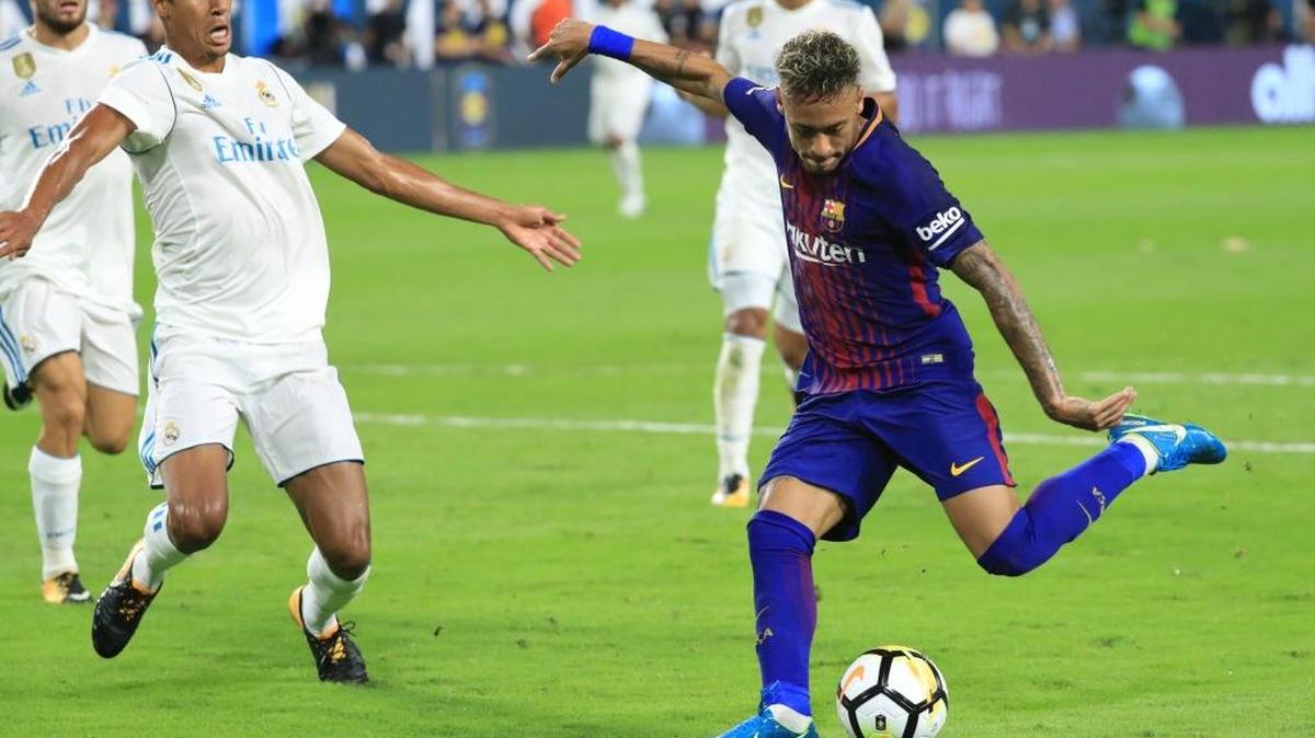 Neymar (11), del Barcelona, se dispone a disparar en ''El Clásico de Miami'' contra Real Madrid en la International Champions Cup en el Hard Rock Stadium en Miami el 29 de julio del 2017.