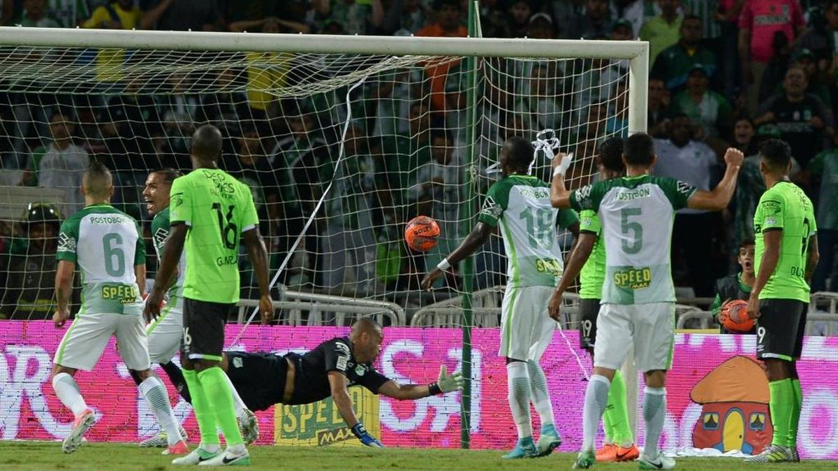 Andrés Ibarguen (fuera de la imagen), del Atlético Nacional, anota contra el Deportivo Cali en la final del Torneo Apertura de Colombia, en el estadio Atanasio Girardot en Medellín, departamento de Antioquia, el domingo 18 de junio del 2017.