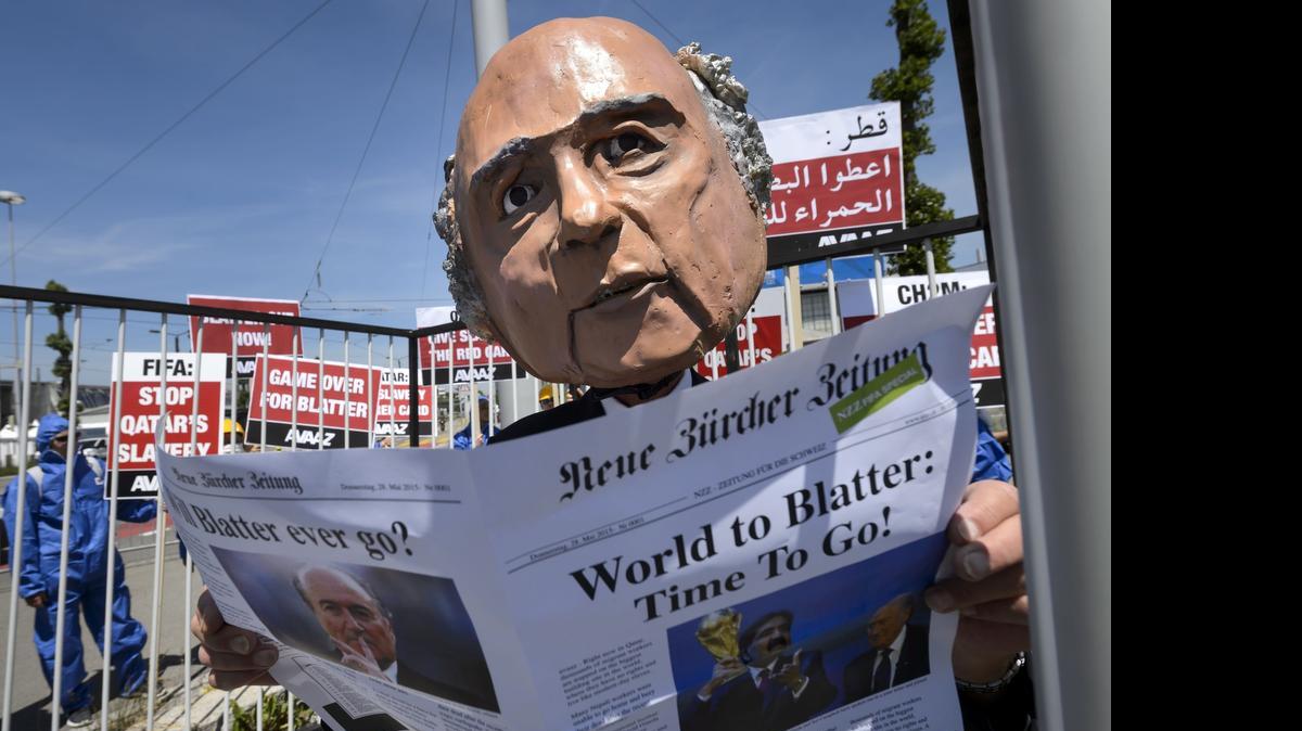 
Un hombre disfrazado del presidente de FIFA, Sepp Blatter protesta en Zurich, Alemania.
