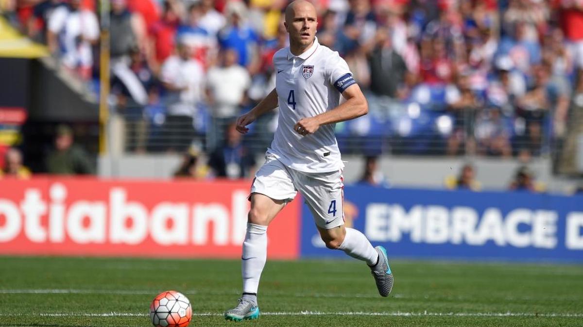 Michael Bradley, de EEUU, lleva el balón contra Cuba, en la Copa de Oro, en julio del 2015, en Baltimore.
