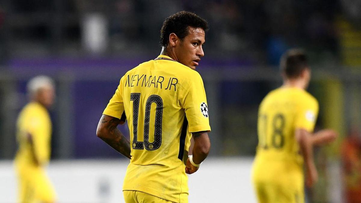 El delantero brasileño de Paris Saint-Germain Neymar reacciona durante el partido ante el  RSC Anderlecht, en la Liga de Campeones el 18 de octubre de 2017.