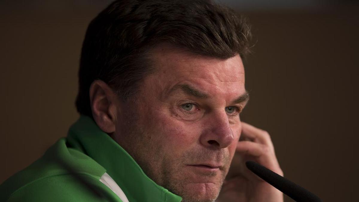 El técnico del Wolfsburgo Dieter Hecking responde preguntas en una conferencia de prensa el lunes 11 de abril del 2016 en Madrid, previa al partido de vuelta contra el Real Madrid en la Liga de Campeones.