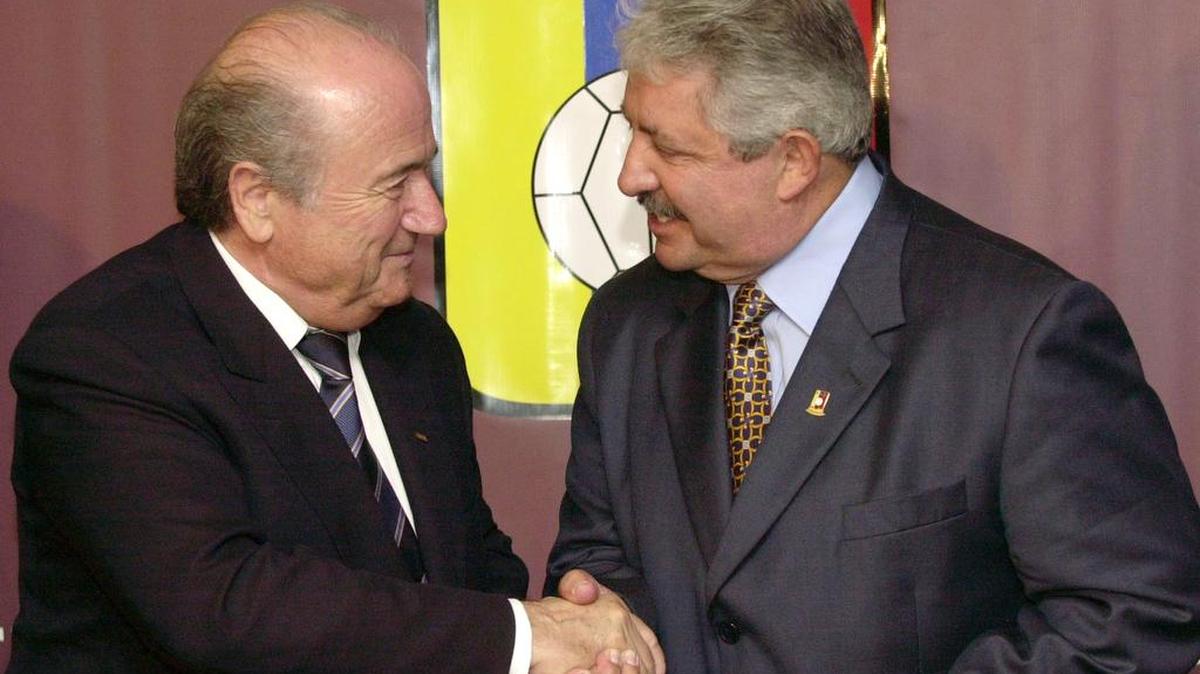 El ex presidente de la FIFA, Sepp Blatter, con el antiguo presidente de la FVF, Rafael Esquivel, en Caracas, Venezuela.