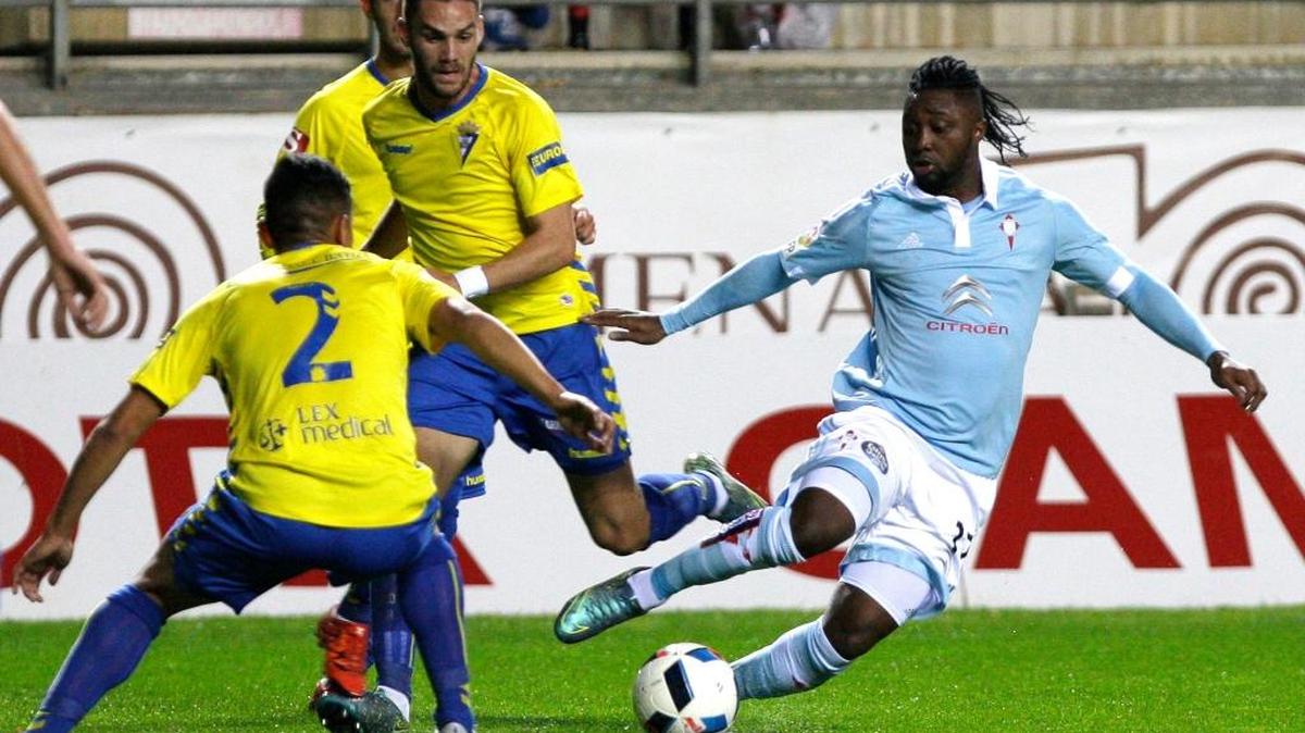 El centrocampista del Celta de Vigo, Levy Madinda (d), intenta superar al chileno Luis Alberto Pávez (i), del Cádiz CF, durante el partido de ida de la octavos de final, en Cádiz.
