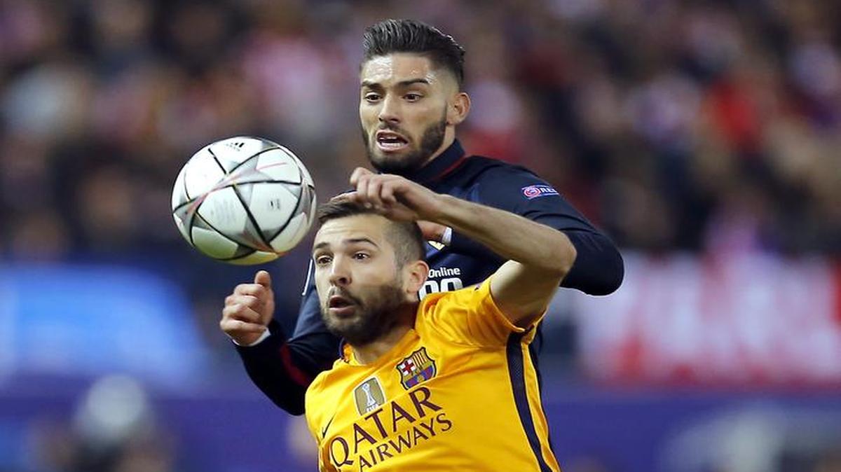El defensa del Barcelona Jordi Alba (delante) lucha por la pelota con Yannick Carrasco, del Atlético, en el partido de vuelta de la Liga de Campeones, celebrado el 13 de abril del 2016 en Madrid.