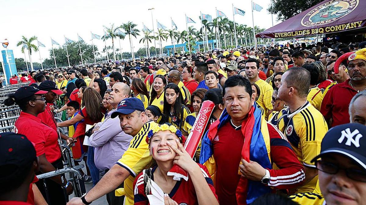Los aficionados aguardan para ingresar al estadio de los Dolphins para el partido con asistencia récord en Florida, Brasil vs. Colombia, el 5 de septiembre del 2014.